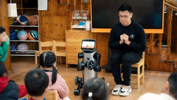 BAOBAO Dual-Mode Home Robot